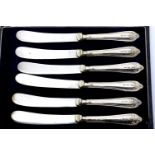 George V cased set of six tea knives with hallmarked silver grips, Sheffield assay 1922. P&P Group 1