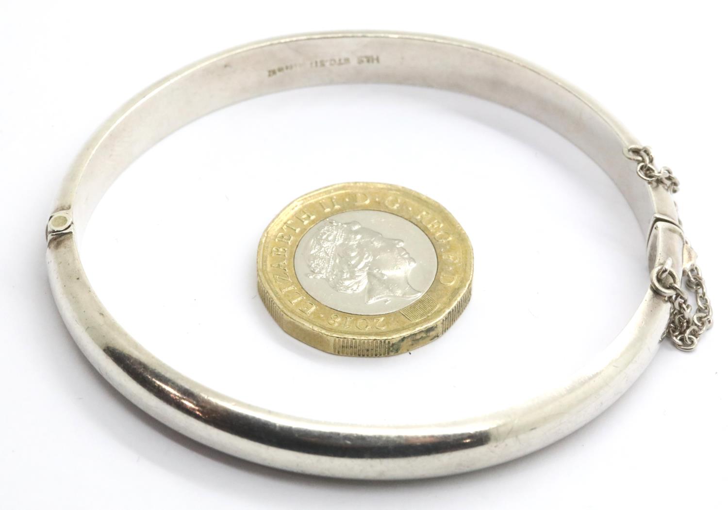 Ladies silver hinged, adjustable bangle with safety chain. P&P Group 1 (£14+VAT for the first lot