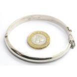 Ladies silver hinged, adjustable bangle with safety chain. P&P Group 1 (£14+VAT for the first lot