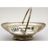 Georgian hallmarked silver basket, London assay 1791, L: 18 cm, 161g. P&P Group 1 (£14+VAT for the