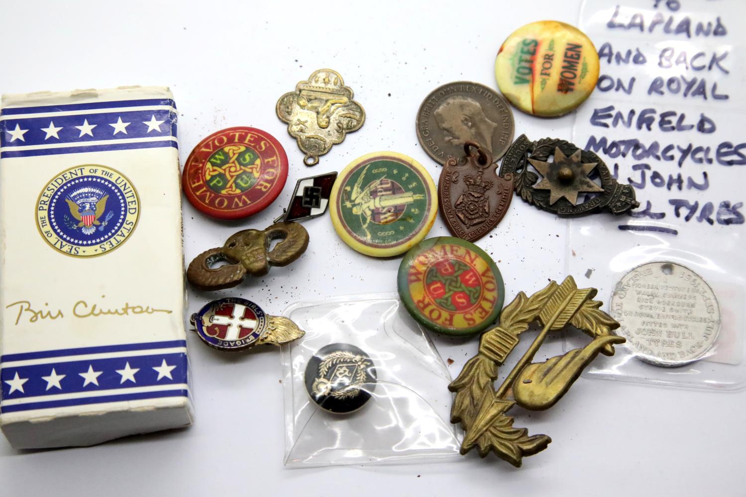 Mixed collectable 20th century badges and tokens. P&P Group 1 (£14+VAT for the first lot and £1+ - Image 2 of 2