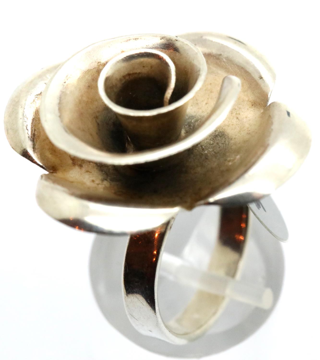 925 silver vintage extra large ring, size R. P&P Group 1 (£14+VAT for the first lot and £1+VAT for