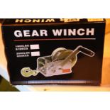 Boxed 900Kg gear winch. P&P Group 1 (£14+VAT for the first lot and £1+VAT for subsequent lots)