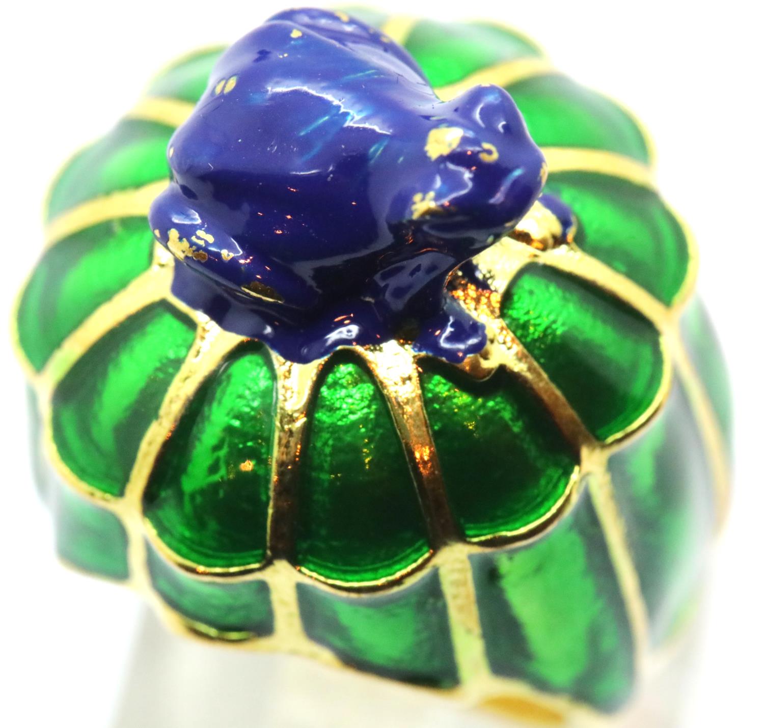 Ladies enamelled frog dress ring, size L. P&P Group 1 (£14+VAT for the first lot and £1+VAT for