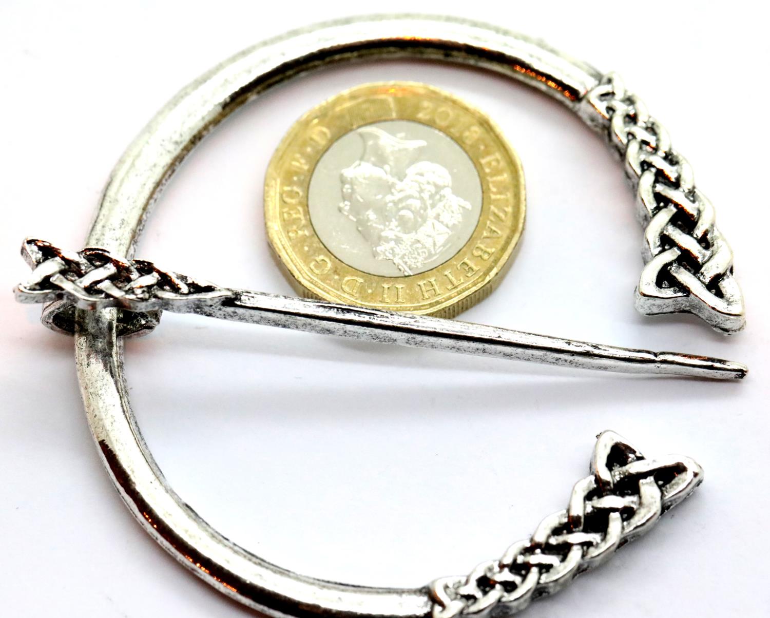 White metal penannular Nordic style cloak/brooch pin, D: 6 cm. P&P Group 1 (£14+VAT for the first