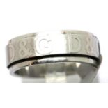 Stainless steel spinner wedding band, size S. P&P Group 1 (£14+VAT for the first lot and £1+VAT
