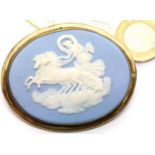 Yellow metal mounted Wedgwood brooch, 62 x 50 mm. P&P Group 1 (£14+VAT for the first lot and £1+