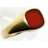 9ct gold carnelian set signet ring, 1.6g, size P/Q. P&P Group 1 (£14+VAT for the first lot and £1+