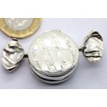 Silver sweet pill box, L: 5 cm. P&P Group 1 (£14+VAT for the first lot and £1+VAT for subsequent