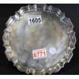 Hallmarked silver salver, London assay 1910, D: 21 cm, 378g. P&P Group 1 (£14+VAT for the first