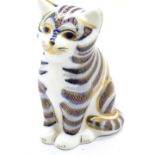 Royal Crown Derby cat, H: 8 cm. P&P Group 1 (£14+VAT for the first lot and £1+VAT for subsequent