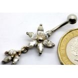 Silver belly button pierced flower. P&P Group 1 (£14+VAT for the first lot and £1+VAT for subsequent