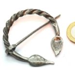 Antique type penannular Nordic style brooch/shawl pin. P&P Group 1 (£14+VAT for the first lot and £