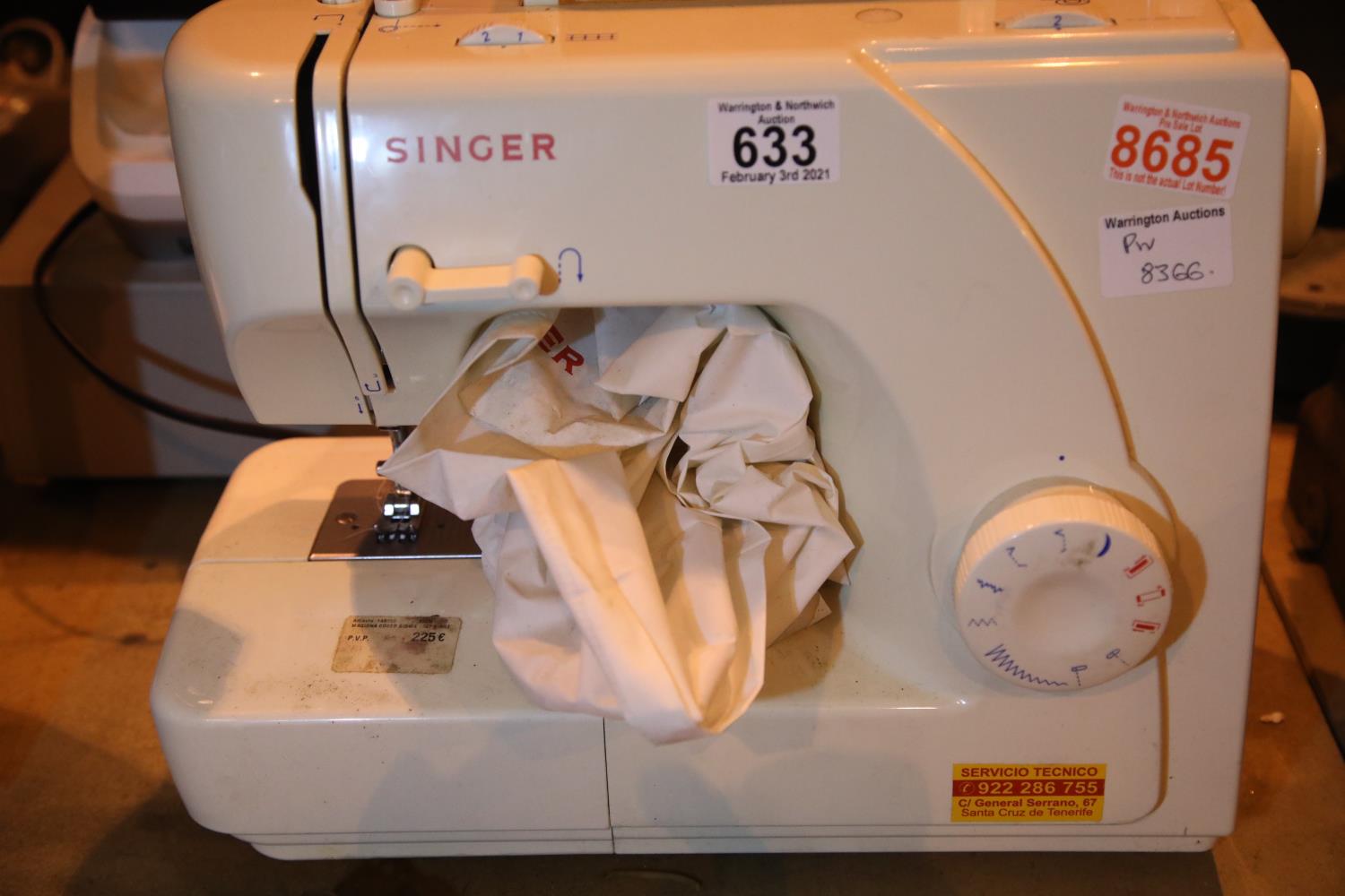 Singer sewing machine (no power lead). Not available for in-house P&P, contact Paul O'Hea at