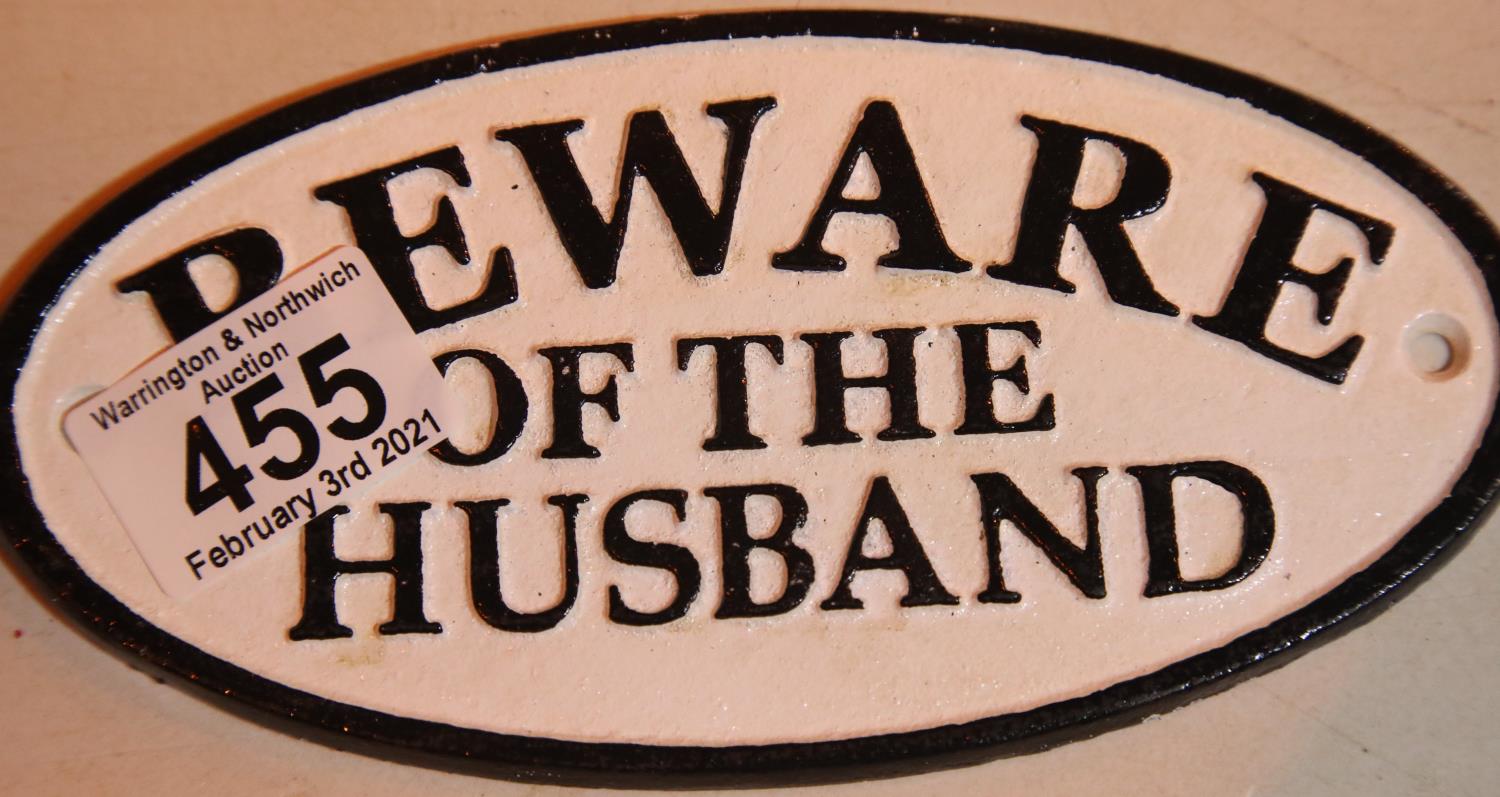 Cast iron Beware of The Husband sign, L: 17 cm. P&P Group 1 (£14+VAT for the first lot and £1+VAT