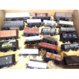 Twenty two assorted wagons, mostly very good condition and unboxed. P&P Group 1 (£14+VAT for the