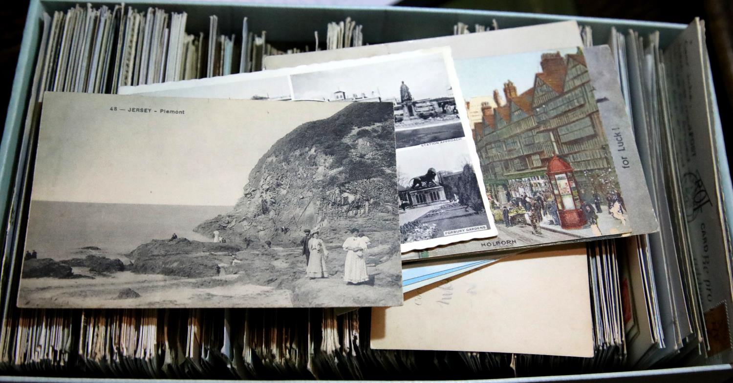 Quantity of mixed postcards. P&P group 2 (£18+VAT for the first lot and £3+VAT for subsequent lots)