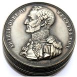 White metal Duke of Wellington snuff box, D: 5 cm. P&P Group 1 (£14+VAT for the first lot and £1+VAT