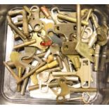 Tray of clock keys and winders. P&P Group 3 (£25+VAT for the first lot and £5+VAT for subsequent