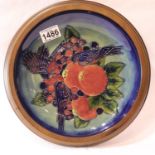 Moorcroft Blue Finches plate in wooden surround, D: 24 cm. P&P Group 3 (£25+VAT for the first lot