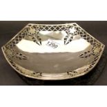 Hallmarked silver footed platter, D: 25 cm, with inscription to Gay Perch, Worcester 1974, 478g. P&P