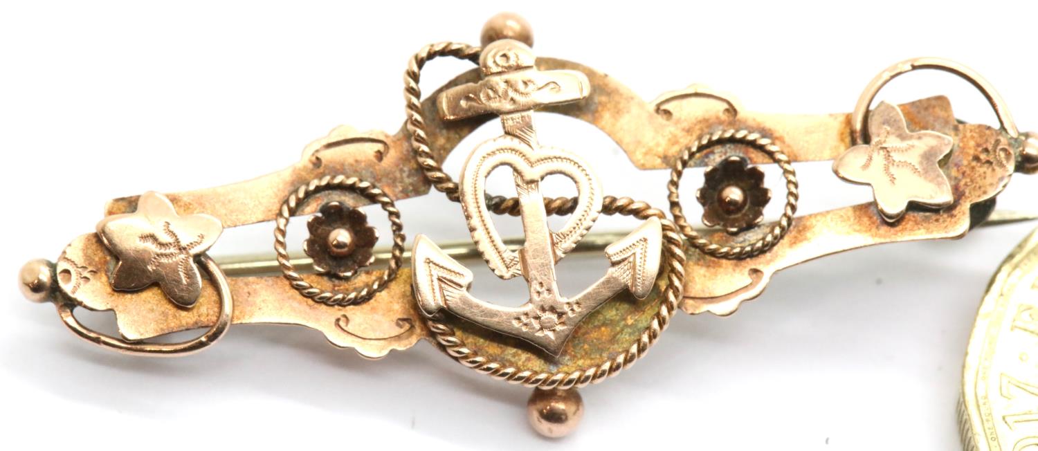 9ct gold naval sweetheart pink brooch, 2.6g. P&P Group 1 (£14+VAT for the first lot and £1+VAT for