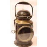 Vintage handheld railway warning lantern. H: 31cm. P&P Group 3 (£25+VAT for the first lot and £5+VAT