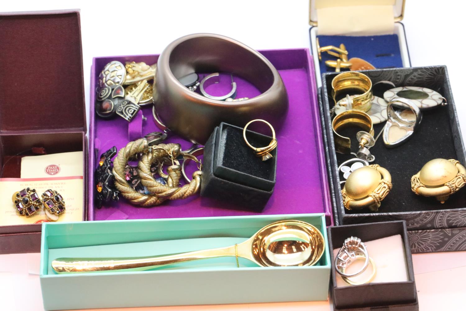 Box of mixed plated and other earrings, ladies dress rings etc. P&P Group 1 (£14+VAT for the first