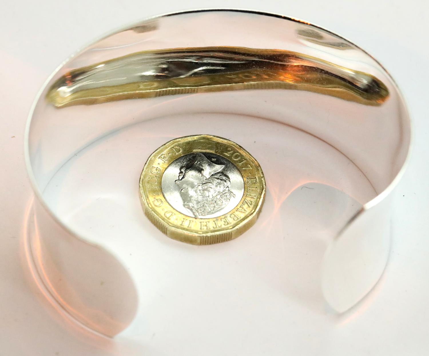925 silver cuff bangle. P&P Group 1 (£14+VAT for the first lot and £1+VAT for subsequent lots)