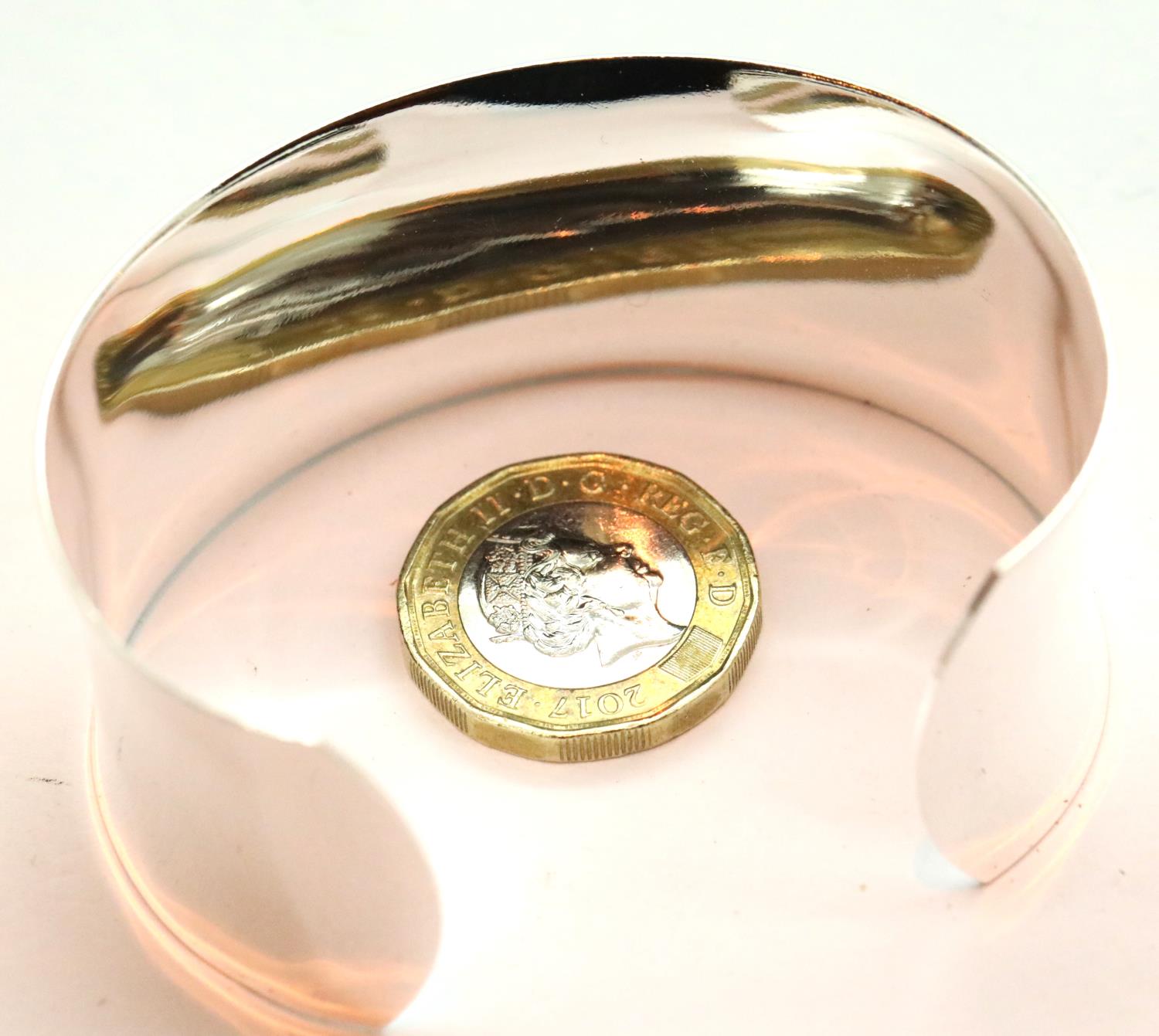 925 silver cuff bangle. P&P Group 1 (£14+VAT for the first lot and £1+VAT for subsequent lots)