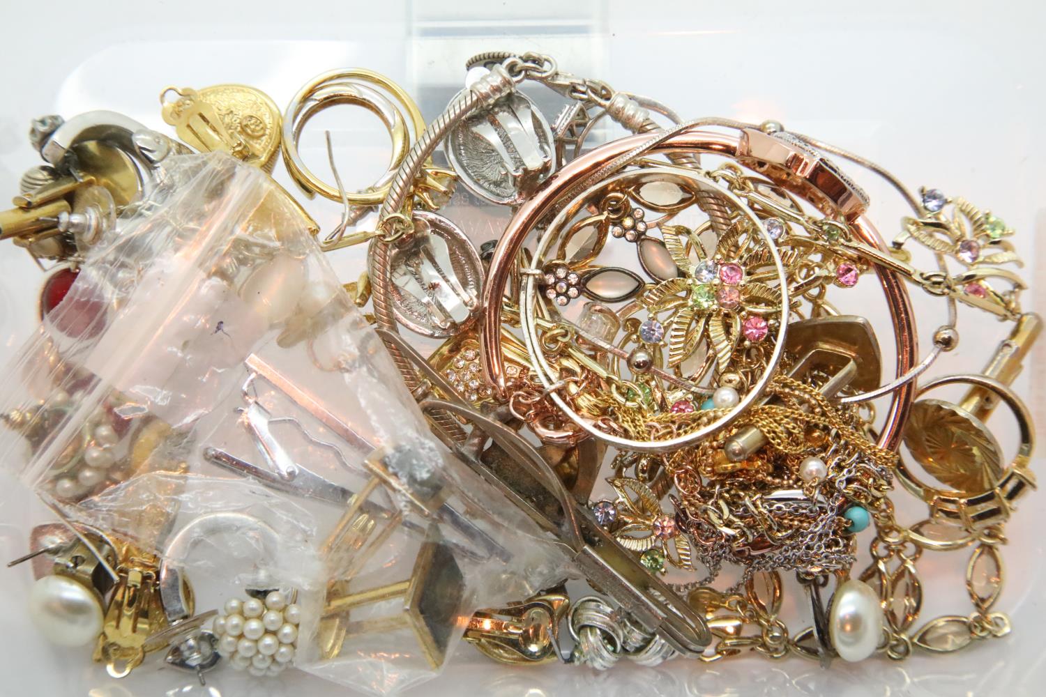 Quantity of gold coloured rings, costume necklaces, brooches etc. P&P Group 1 (£14+VAT for the first