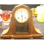 Oak cased mantel clock with bevelled glass pendulum window, W: 40 cm, H: 30 cm with pendulum and