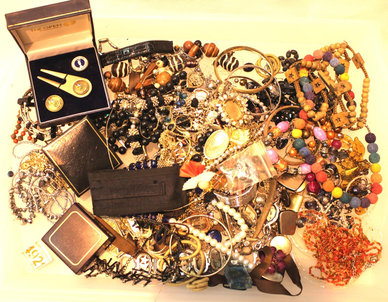 Tray of unsorted costume jewellery and watches. P&P Group 2 (£18+VAT for the first lot and £3+VAT