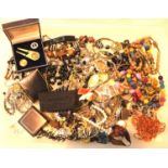 Tray of unsorted costume jewellery and watches. P&P Group 2 (£18+VAT for the first lot and £3+VAT