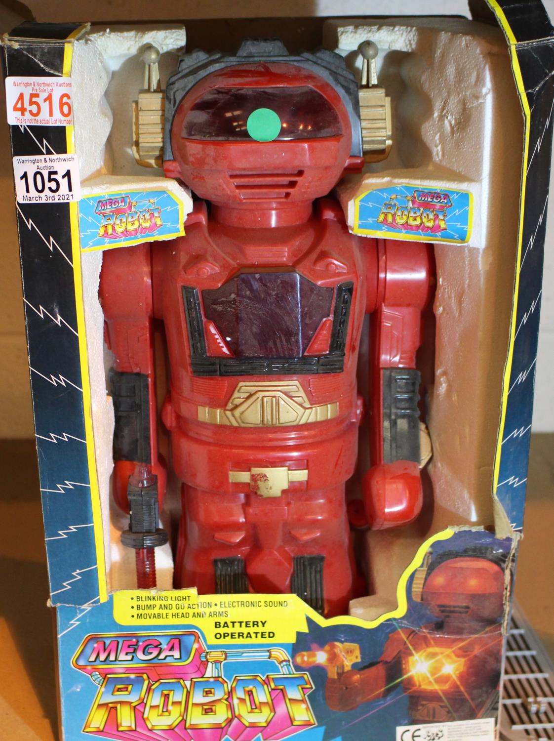 Boxed battery operated mega robot. P&P Group 3 (£25+VAT for the first lot and £5+VAT for