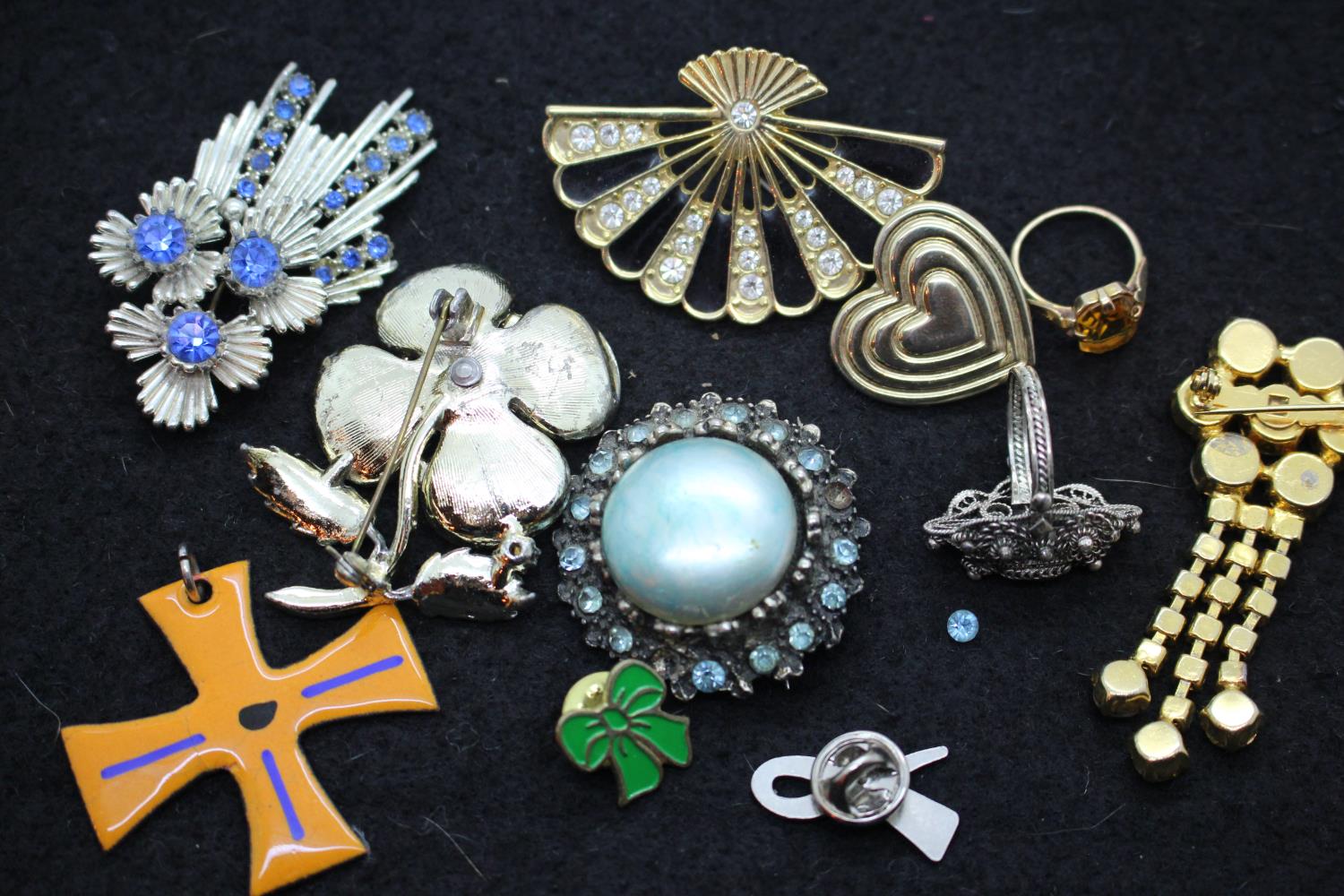 Box of mixed costume jewellery brooches. P&P Group 1 (£14+VAT for the first lot and £1+VAT for