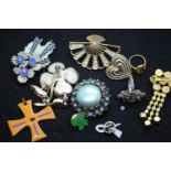 Box of mixed costume jewellery brooches. P&P Group 1 (£14+VAT for the first lot and £1+VAT for