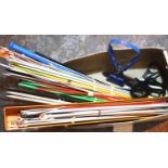 Box of mixed size knitting needles and some scissors. P&P Group 2 (£18+VAT for the first lot and £