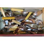 Box of vintage cutlery including a set of knives. P&P Group 2 (£18+VAT for the first lot and £3+