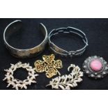 Costume jewellery brooches and bangles. P&P Group 1 (£14+VAT for the first lot and £1+VAT for