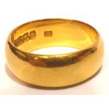 22ct yellow gold wedding band, heavy gauge, 8.9g, size M/N. P&P Group 1 (£14+VAT for the first lot