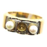 Presumed 9ct gold pearl set ring with one pearl missing. 4.0g. P&P Group 1 (£14+VAT for the first