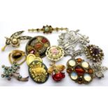 Box of costume jewellery brooches. P&P Group 1 (£14+VAT for the first lot and £1+VAT for