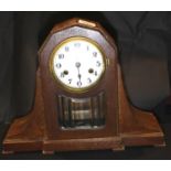 Oak cased mantel clock with bevelled glass pendulum window, W: 40 cm, H: 30 cm with pendulum and