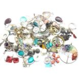 Mixed jewellery, mainly earrings including silver. P&P Group 1 (£14+VAT for the first lot and £1+VAT