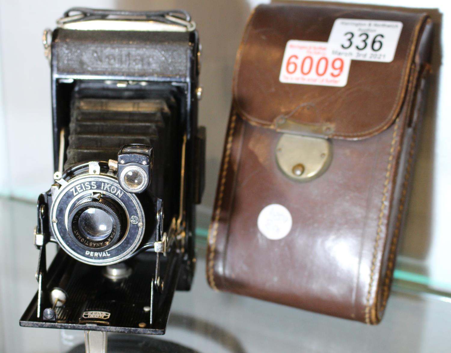 Zeiss Ikon Nettar folding camera with Nettar lens and case. P&P Group 1 (£14+VAT for the first lot