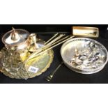 Mixed silver plate, including souvenir spoons. P&P Group 2 (£18+VAT for the first lot and £3+VAT for