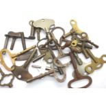 Box of mixed antique clock keys. P&P Group 1 (£14+VAT for the first lot and £1+VAT for subsequent