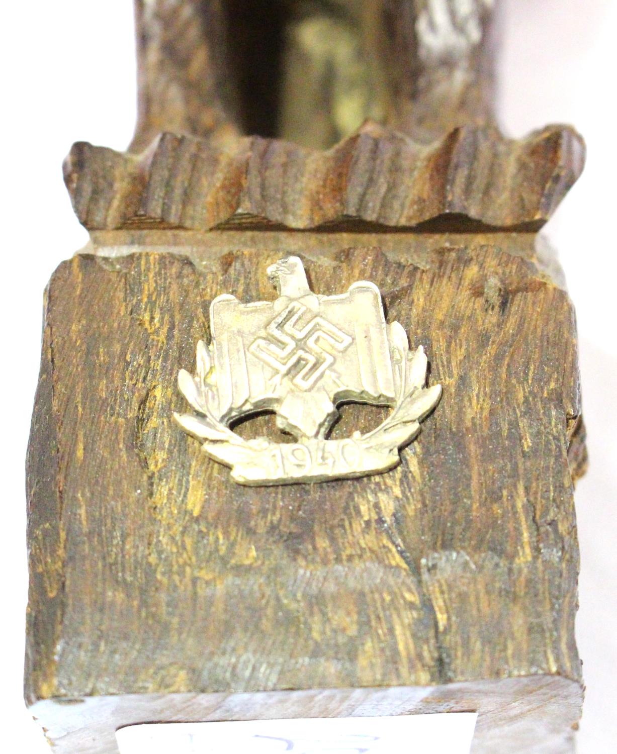 Bavarian carved eagle desk ornament, surmounted with a Wehrmacht 1940 badge, H: 22 cm. P&P Group - Image 2 of 2