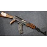 Re-enactment AK-47 automatic rifle with detatchable magazine. P&P Group 3 (£25+VAT for the first lot